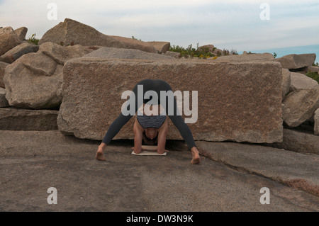 Iyengar-Yoga-Lehrer zeigt eine Asana. Stockfoto