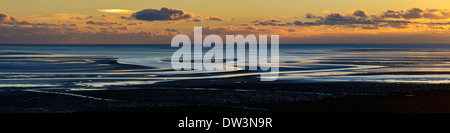 Kanäle in den Sand der Morecambe Bay bei Ebbe im Abendlicht, wie gesehen von Humphrey Head, Cumbria. Dezember. Stockfoto