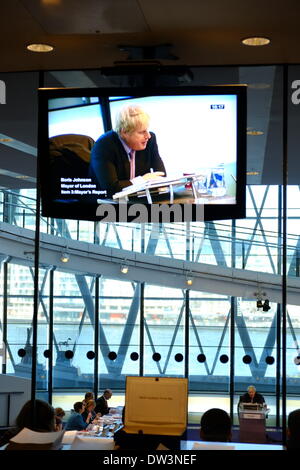 London, UK. 26. Februar 2014. Protest im Rathaus gegen Obdachlosigkeit in 6 Bezirken illegal machen will. Boris führt seine wöchentliche Treffen Credit: Rachel Megawhat/Alamy Live News Stockfoto