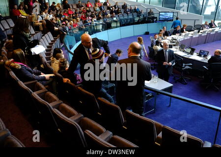 London, UK. 26. Februar 2014. Protest im Rathaus gegen Obdachlosigkeit in 6 Bezirken illegal machen will. Sicherheit Demonstranten gewaltsam zu entfernen, nachdem sie während des Treffens Credit zurufen: Rachel Megawhat/Alamy Live News Stockfoto