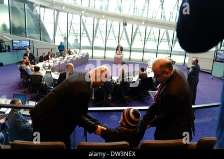 London, UK. 26. Februar 2014. Protest im Rathaus gegen Obdachlosigkeit in 6 Bezirken illegal machen will. Sicherheit Demonstranten gewaltsam zu entfernen, nachdem sie während des Treffens Credit zurufen: Rachel Megawhat/Alamy Live News Stockfoto