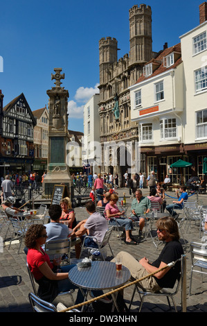 Menschen Essen und trinken in der alten Buttermarkt. Canterbury, Kent UK Stockfoto