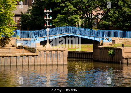Blaue Brücke über den Fluss Foss in York es den Fluss Ouse trifft Stockfoto