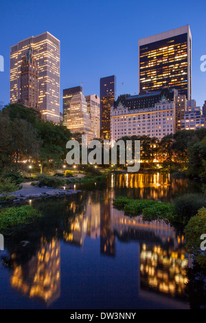 Central Park in der Dämmerung mit Reflexionen von Gebäuden in Midtown Manhattan, New York City USA Stockfoto