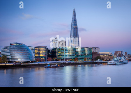 Am frühen Morgen über The Shard, City Hall und die Gebäude der mehr London Entwicklung entlang der South Bank, London England, UK Stockfoto