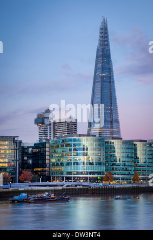Am frühen Morgen über The Shard, City Hall und die Gebäude der mehr London Entwicklung entlang der South Bank, London England, UK Stockfoto