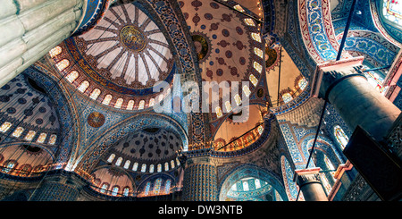 Gewölbte Decke der blauen Moschee in Istanbul Türkei Stockfoto