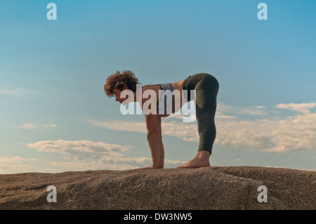 Iyengar Yoga-Lehrer zeigt Prasarita Padottanasana (stehend). Stockfoto