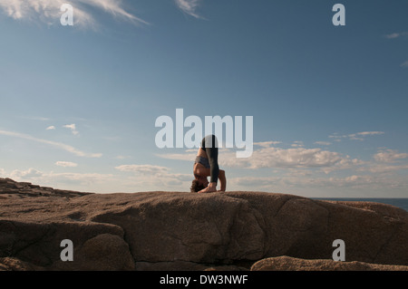 Iyengar Yoga-Lehrer zeigt Prasarita Padottanasana (stehend). Stockfoto