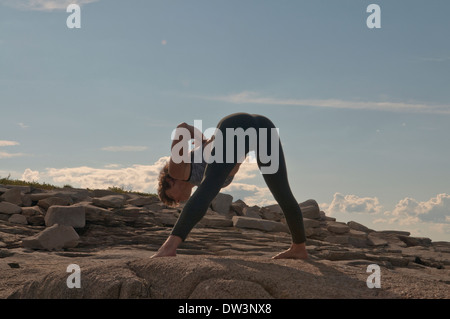 Iyengar Yoga-Lehrer zeigt Prasarita Padottanasana (stehend). Stockfoto