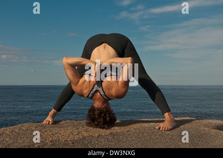 Iyengar Yoga-Lehrer zeigt Prasarita Padottanasana (stehend). Stockfoto