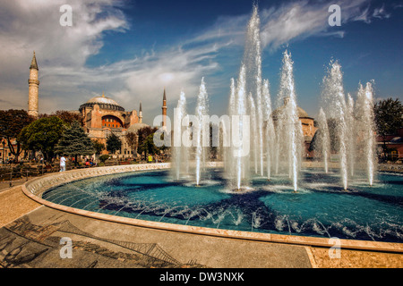 Außenansicht der Hagia Sophia mit Brunnen im Vordergrund Stockfoto