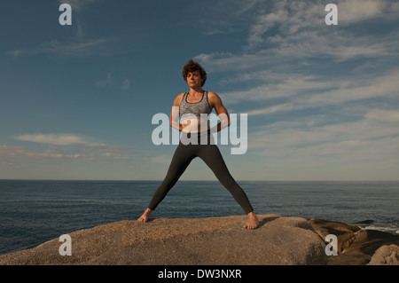 Iyengar-Yoga-Lehrer zeigt eine Asana. Stockfoto