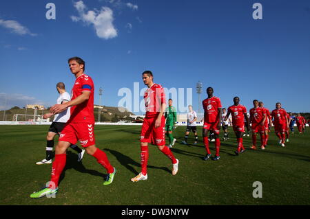 La Manga, Spanien. 26. Februar 2014. 26. Februar 2014. La Manga Cup - Sogndal V Brann im la Manga Club, Spanien. Norwegen-Vorsaison-Freundschaftsspiele.   Brann Marsch heraus in der Sonne Foto von Tony Henshaw / La Manga Fotos/Alamy Live News Stockfoto
