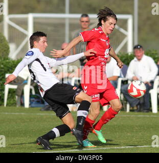 La Manga, Spanien. 26. Februar 2014. 26. Februar 2014. La Manga Cup - Sogndal V Brann im la Manga Club, Spanien. Norwegen-Vorsaison-Freundschaftsspiele.   Ruben Holsaeter (Sogndal) Tussels mit Kasper Skaanes (Brann) Foto von Tony Henshaw / La Manga Fotos/Alamy Live News Stockfoto