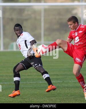 La Manga, Spanien. 26. Februar 2014. 26. Februar 2014. La Manga Cup - Sogndal V Brann im la Manga Club, Spanien. Norwegen-Vorsaison-Freundschaftsspiele.   Malick Mähne (Sogndal) ist auf den Ball geschlagen, von Jonas Gronner (Brann) Foto von Tony Henshaw / La Manga Fotos/Alamy Live News Stockfoto