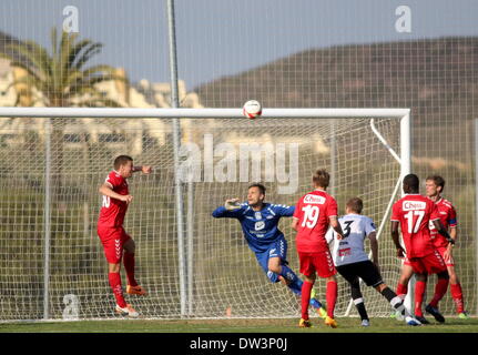 La Manga, Spanien. 26. Februar 2014. 26. Februar 2014. La Manga Cup - Sogndal V Brann im la Manga Club, Spanien. Norwegen-Vorsaison-Freundschaftsspiele.   Jonas Gronner (Brann) löscht der Linie Foto von Tony Henshaw / La Manga Fotos/Alamy Live News Stockfoto