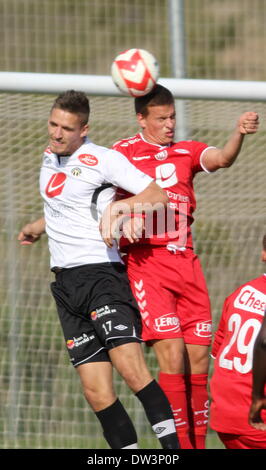La Manga, Spanien. 26. Februar 2014. 26. Februar 2014. La Manga Cup - Sogndal V Brann im la Manga Club, Spanien. Norwegen-Vorsaison-Freundschaftsspiele.   Jonas Gronner (Brann) gewinnt einen Header gegen Gustav Valvsvik (Sogndal) Foto von Tony Henshaw / La Manga Fotos/Alamy Live News Stockfoto