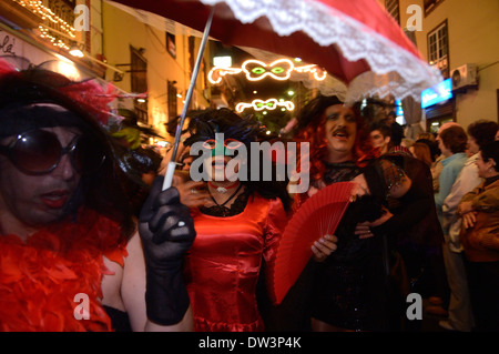 Beerdigung der Sardine Beerdigung cortège der Männer in ziehen. Mardi Gras Karneval in Puerto de la Cruz, Teneriffa, Spanien Stockfoto