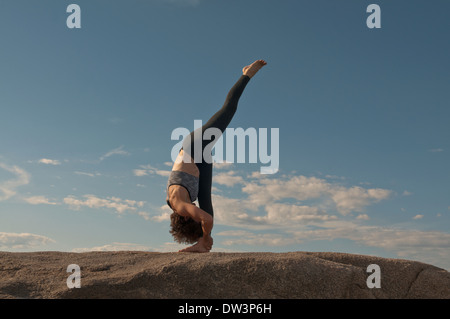 Iyengar Yoga-Lehrer zeigt Urdva Prasarita Padasana (stehend). Stockfoto