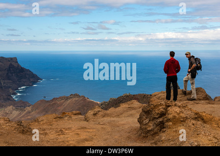 Wanderer genießen Sie den Blick auf die Insel St. Helena im Südatlantik Stockfoto