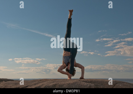 Iyengar Yoga-Lehrer zeigt Urdva Prasarita Padasana (stehend). Stockfoto