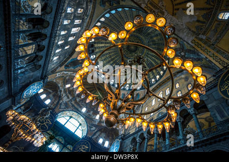 Kronleuchter in der Hagia Sophia in Istanbul Türkei Stockfoto