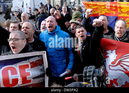 London, UK. 26. Februar 2014. Lee Rigby Ermordung Versuch Verurteilung - Old Bailey. Mitglieder der Werbetätigkeit für Wiedereinführung der Todesstrafe und gegen die "Islamisierung of Britain" als des Satzes "South East Alliance" wird in das Gericht gegeben. Demonstranten, die Auseinandersetzung mit den Medien und Polizei Stockfoto