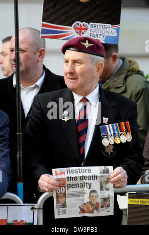 London, UK. 26. Februar 2014. Lee Rigby Ermordung Versuch Verurteilung - Old Bailey. Rechtsextreme Gruppen Werbetätigkeit für Wiedereinführung der Todesstrafe und gegen die "Islamisierung of Britain", wie der Satz in das Gericht gegeben ist. Ex-Soldat Stockfoto