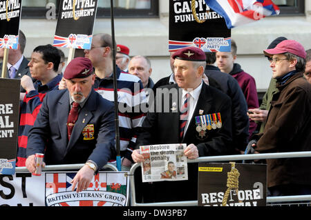 London, UK. 26. Februar 2014. Lee Rigby Ermordung Versuch Verurteilung - Old Bailey. Rechtsextreme Gruppen Werbetätigkeit für Wiedereinführung der Todesstrafe und gegen die "Islamisierung of Britain", wie der Satz in das Gericht gegeben ist. Ex-Soldaten Stockfoto