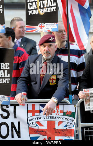 London, UK. 26. Februar 2014. Lee Rigby Ermordung Versuch Verurteilung - Old Bailey. Rechtsextreme Gruppen Werbetätigkeit für Wiedereinführung der Todesstrafe und gegen die "Islamisierung of Britain", wie der Satz in das Gericht gegeben ist. Ex-Soldat Stockfoto