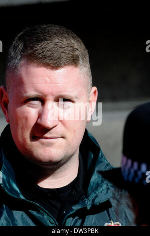 Paul Golding, Vorsitzender des "Britain First" in der Lee Rigby Mord Prozess Verurteilung - Old Bailey 26. Februar 2014. Rechtsextreme Gruppen Werbetätigkeit für Wiedereinführung der Todesstrafe und gegen die "Islamisierung of Britain", wie der Satz in das Gericht gegeben ist. Stockfoto