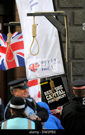 London, UK. 26. Februar 2014. Lee Rigby Ermordung Versuch Verurteilung im Old Bailey. Rechtsextreme Gruppen Werbetätigkeit für Wiedereinführung der Todesstrafe - BNP Flagge und eine Schlinge des Henkers Stockfoto