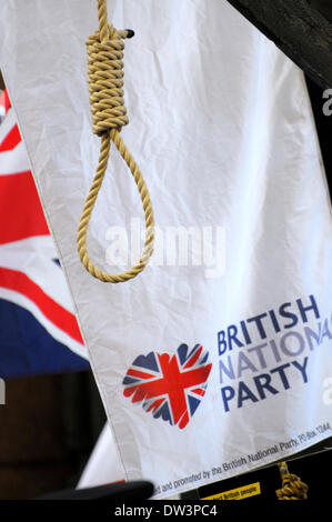 London, UK. 26. Februar 2014. Lee Rigby Ermordung Versuch Verurteilung im Old Bailey. Rechtsextreme Gruppen Werbetätigkeit für Wiedereinführung der Todesstrafe - BNP Flagge und eine Schlinge des Henkers Stockfoto