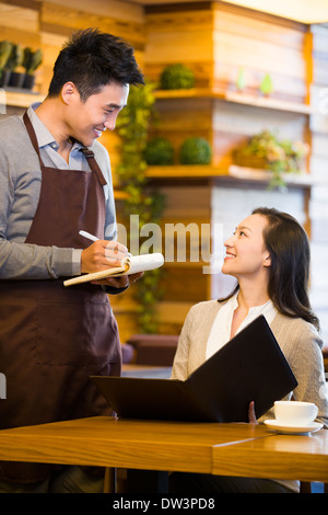 Kellner die Bestellung von Frau im restaurant Stockfoto