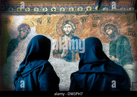 Frauen mit Blick auf Christus Bild in der Hagia Sophia in Istanbul Türkei. Stockfoto