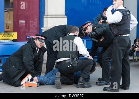 Old Bailey, London, UK. 26. Februar 2014. Michael Adebolajo, 29, aus Romford, und Michael Adebowale, 22, aus Greenwich, waren im Old Bailey für den Mord an Soldaten, Lee Rigby verurteilt. Adebolajo erhielt einen vollständiger Begriff & Adebowale hat mindestens 45 Jahre lang inhaftiert worden. Stockfoto