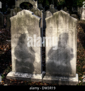 Grabsteine in Machpela Cemetery in Queens, New York mit Schatten Stockfoto