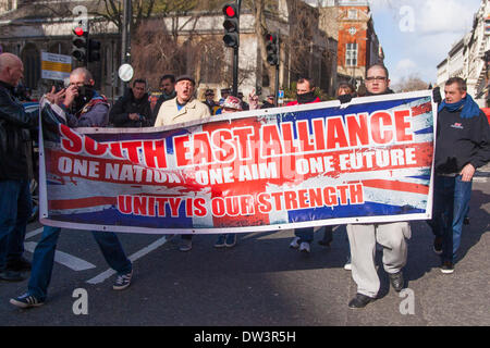 Old Bailey, London 26. Februar 2014. Eine kleine Groupo aus der Süd-Osten-Allianz kommt als Mitglieder von mehreren rechten nationalistischen Gruppen versammelten sich im Old Bailey vor der Verurteilung von Michael Adebolajo und Michael Adebowale, britischen Soldat Schlagzeuger Lee Rigby in Woolwich im Mai 2013 ermordet. Bildnachweis: Paul Davey/Alamy Live-Nachrichten Stockfoto