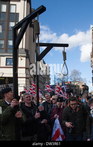 Old Bailey, London 26. Februar 2014. Gibbets sind t ins Old Bailey als Mitglieder von mehreren rechten nationalistischen Gruppen versammelten sich am Hof vor der Verurteilung von Michael Adebolajo und Michael Adebowale, britischen Soldat Schlagzeuger Lee Rigby in Woolwich im Mai 2013 ermordet. Bildnachweis: Paul Davey/Alamy Live-Nachrichten Stockfoto