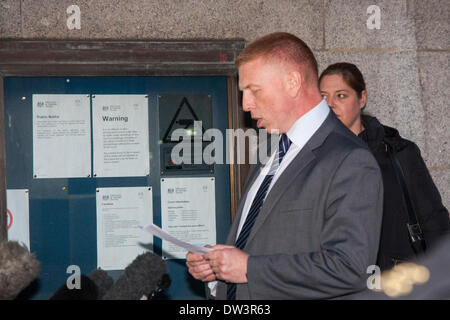 Old Bailey, London 26. Februar 2014. Polizei-Sprecher Peter Sparkes liest eine Erklärung im Namen der Schlagzeuger Lee Rigby-Familie nach der Verurteilung von Michael Adebolajo und Michael Adebowale, britischen Soldat in Woolwich im Mai 2013 ermordet. Bildnachweis: Paul Davey/Alamy Live-Nachrichten Stockfoto