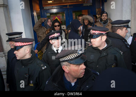 Old Bailey, London 26. Februar 2014. Polizei schützen eine Gruppe von Frauen, nachdem sie auf der Straße, als Mitglieder von mehreren rechtsextremen nationalistischen Gruppen versammelten sich im Old Bailey vor der Verurteilung von Michael Adebolajo und Michael Adebowale bedroht waren, britischen Soldat Schlagzeuger Lee Rigby ermordet. Bildnachweis: Paul Davey/Alamy Live-Nachrichten Stockfoto