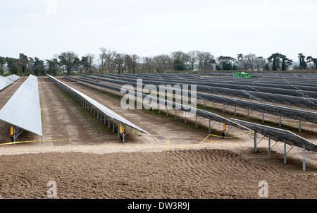 Solaranlage Photovoltaik-Module in einem großen neuen Solarpark in Bucklesham, Suffolk, England Stockfoto