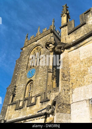 dh St. Peters Kirche WINCHCOMBE GLOUCESTERSHIRE Cotswold Kirche Glockenturm Belfried und Wasserspeier Stockfoto