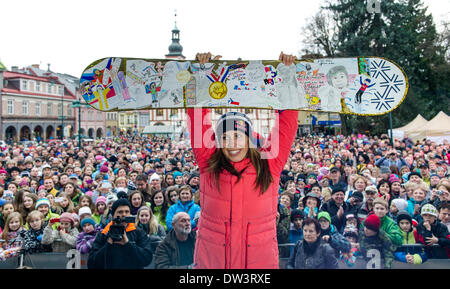 Vrchlabi, Tschechische Republik. 26. Februar 2014. Tschechische Olympische Snowboardcross Goldmedaillengewinner Eva Samkova mit ihren Fans im Bild nach ihrer Ankunft nach Vrchlabi, Tschechische Republik, 26. Februar 2014. Bildnachweis: David Tanecek/CTK Foto/Alamy Live-Nachrichten Stockfoto