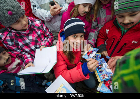 Vrchlabi, Tschechische Republik. 26. Februar 2014. Tschechische Olympische Snowboardcross Goldmedaillengewinner Eva Samkova mit ihren Fans im Bild nach ihrer Ankunft nach Vrchlabi, Tschechische Republik, 26. Februar 2014. Bildnachweis: David Tanecek/CTK Foto/Alamy Live-Nachrichten Stockfoto