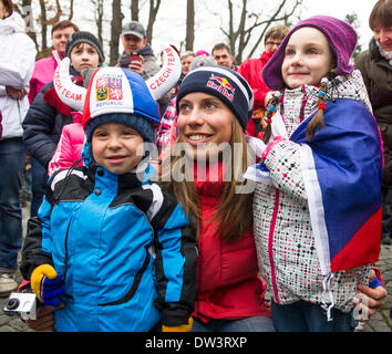 Vrchlabi, Tschechische Republik. 26. Februar 2014. Tschechische Olympische Snowboardcross Goldmedaillengewinner Eva Samkova mit ihren Fans im Bild nach ihrer Ankunft nach Vrchlabi, Tschechische Republik, 26. Februar 2014. Bildnachweis: David Tanecek/CTK Foto/Alamy Live-Nachrichten Stockfoto