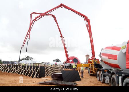 Tripoli, Libyen. 26. Februar 2014. Arbeiter arbeiten auf der Baustelle der libyschen National Stadium, die 2017 Africa Cup of Nations, in Libyens Hauptstadt Tripolis, am 26. Februar 2014 zu veranstalten. Eine Zeremonie für die Verlegung der Grundstein des Stadions ist hier am Mittwoch statt. Bildnachweis: Hamza Türkei/Xinhua/Alamy Live-Nachrichten Stockfoto