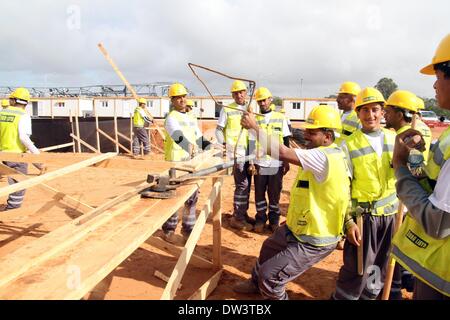 Tripoli, Libyen. 26. Februar 2014. Arbeiter arbeiten auf der Baustelle der libyschen National Stadium, die 2017 Africa Cup of Nations, in Libyens Hauptstadt Tripolis, am 26. Februar 2014 zu veranstalten. Eine Zeremonie für die Verlegung der Grundstein des Stadions ist hier am Mittwoch statt. Bildnachweis: Hamza Türkei/Xinhua/Alamy Live-Nachrichten Stockfoto