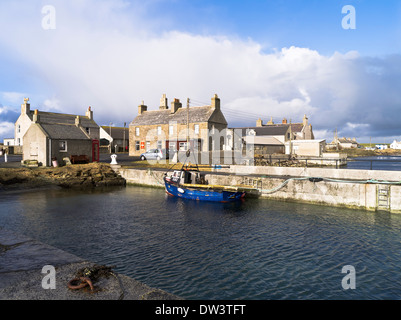 dh Kettletoft SANDAY ORKNEY Boot und Dorf Fischerhafen Stockfoto